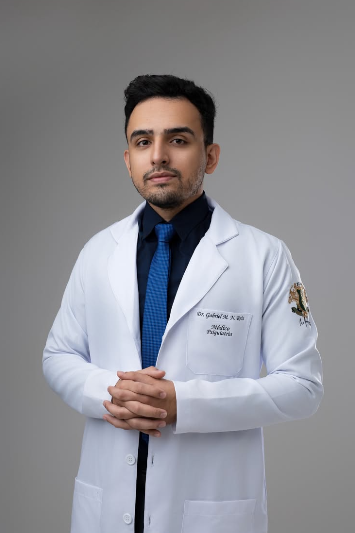 Dr. Gabriel Moraes Reis, médico, de jaleco branco