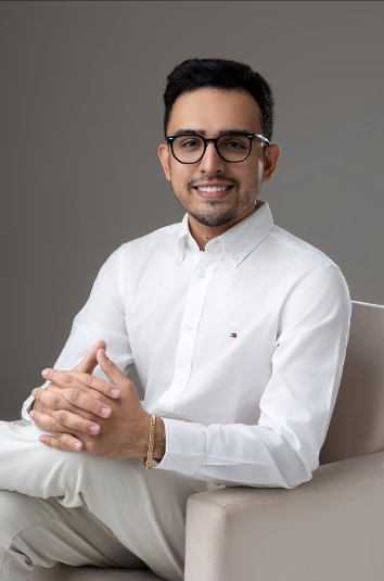 Dr. Gabriel Moraes Reis sorrindo, sentado